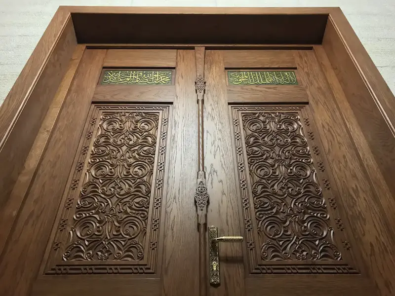 What is the importance of wooden doors in mosque architecture? 